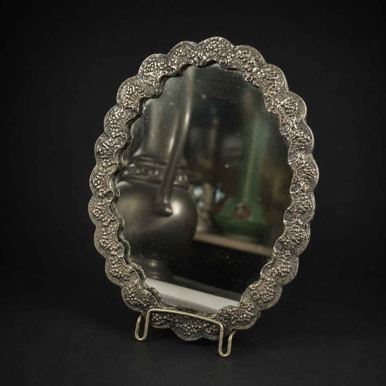 Elegante espejo de tocador con pavo real repujado, ca. 1920. Elegante espejo de tocador con pavo real repujado, ca. 1920.