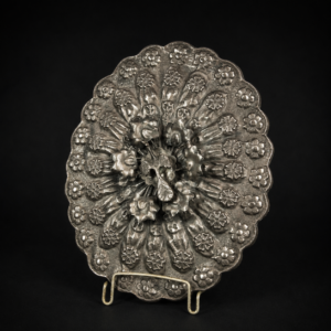 Elegante espejo de tocador con pavo real repujado, ca. 1920. Elegante espejo de tocador con pavo real repujado, ca. 1920.