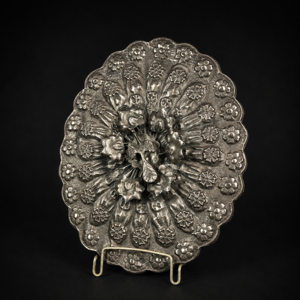 Elegante espejo de tocador con pavo real repujado, ca. 1920. Elegante espejo de tocador con pavo real repujado, ca. 1920.