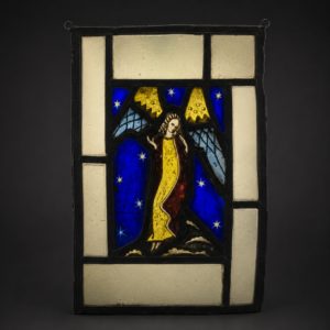 Vitral con ángel celestial firmado OKR, ca. 1930–1950.