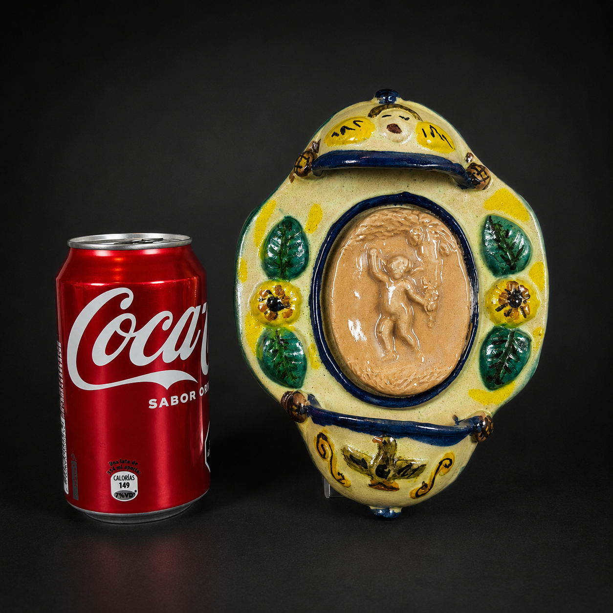 Pila benditera de cerámica esmaltada italiana, ca. 1950–1970. Pila benditera de cerámica esmaltada italiana, ca. 1950–1970.