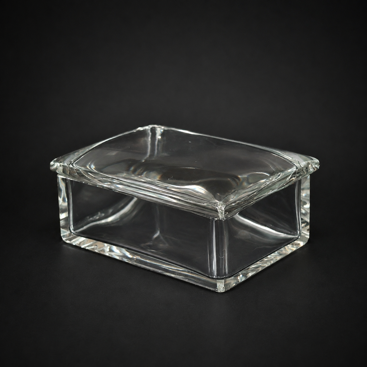 Caja de cristal macizo con tapa, ca. 1950–1960. Caja de cristal macizo con tapa, ca. 1950–1960.