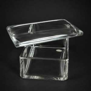 Caja de cristal macizo con tapa, ca. 1950–1960. Caja de cristal macizo con tapa, ca. 1950–1960.