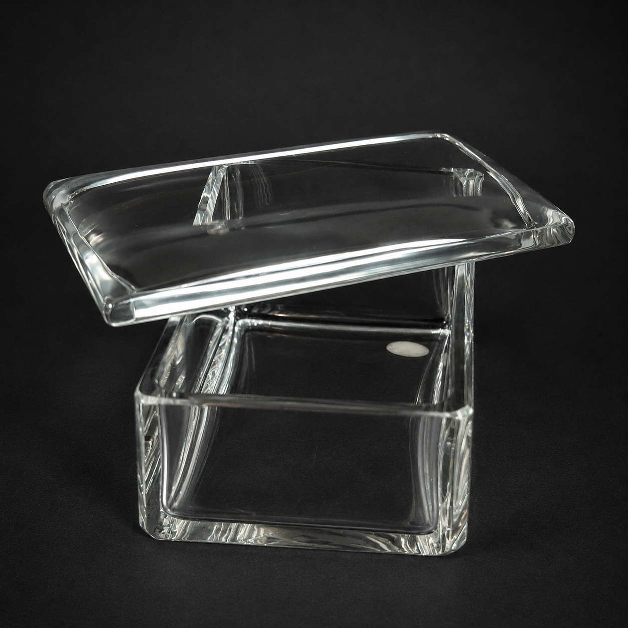 Caja de cristal macizo con tapa, ca. 1950–1960. Caja de cristal macizo con tapa, ca. 1950–1960.