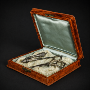 Elegante estuche de tocador en terciopelo, ca. fines del siglo XIX. Elegante estuche de tocador en terciopelo, ca. fines del siglo XIX.