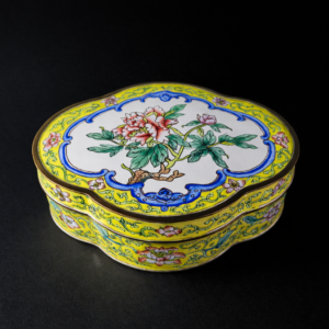 Delicada caja china en esmalte sobre cobre, ca. 1950–1970. Delicada caja china en esmalte sobre cobre, ca. 1950–1970.