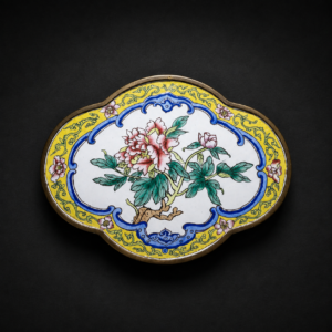 Delicada caja china en esmalte sobre cobre, ca. 1950–1970.