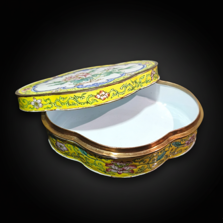 Delicada caja china en esmalte sobre cobre, ca. 1950–1970. Delicada caja china en esmalte sobre cobre, ca. 1950–1970.