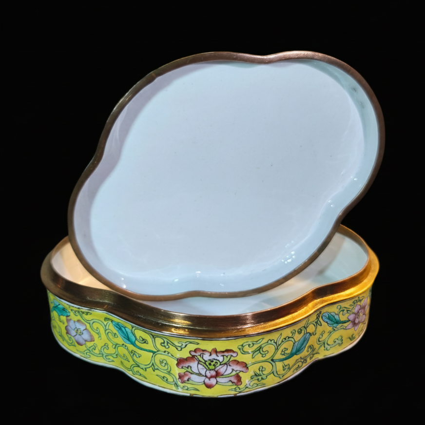 Delicada caja china en esmalte sobre cobre, ca. 1950–1970. Delicada caja china en esmalte sobre cobre, ca. 1950–1970.