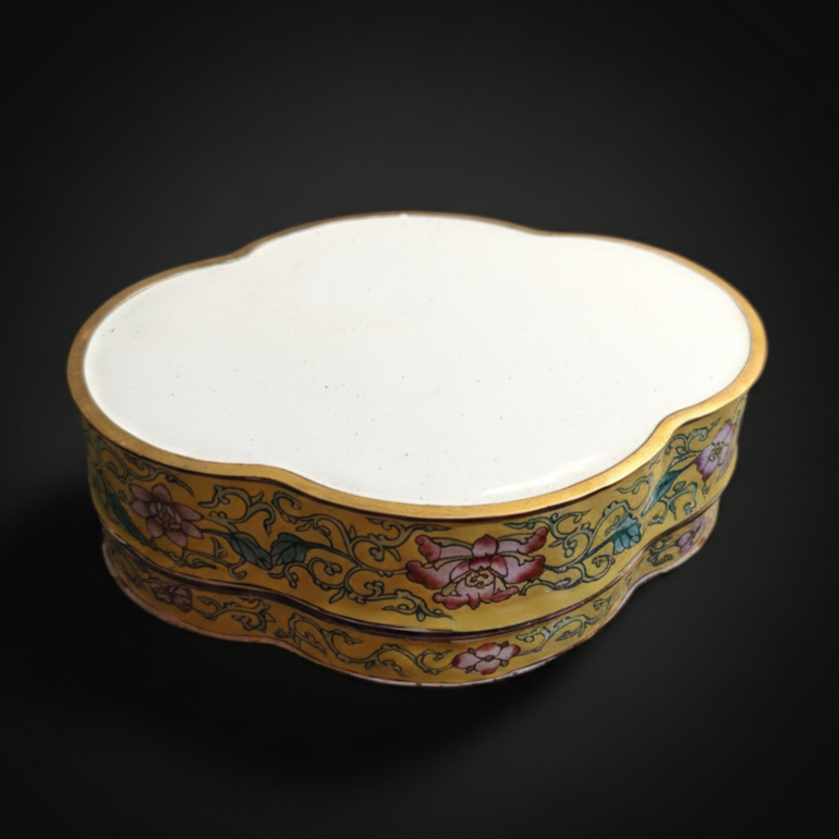 Delicada caja china en esmalte sobre cobre, ca. 1950–1970. Delicada caja china en esmalte sobre cobre, ca. 1950–1970.