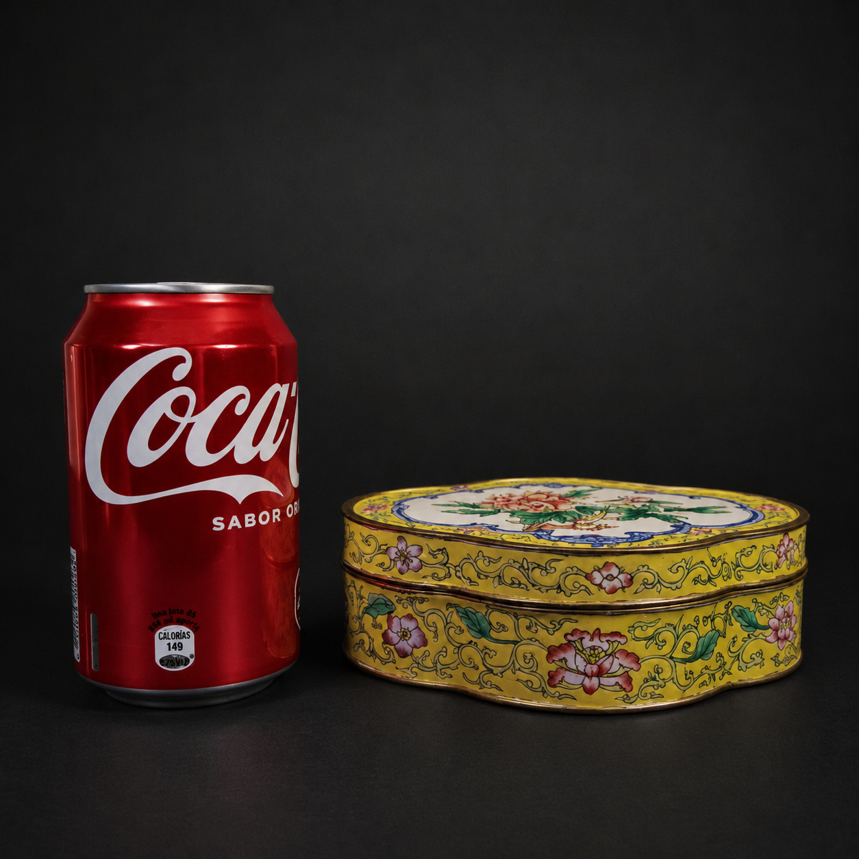 Delicada caja china en esmalte sobre cobre, ca. 1950–1970. Delicada caja china en esmalte sobre cobre, ca. 1950–1970.