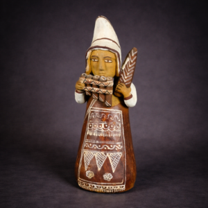 Figura andina en cerámica policromada, mediados del siglo XX.