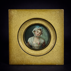 Miniatura con retrato femenino pintado a mano, ca. 1930.