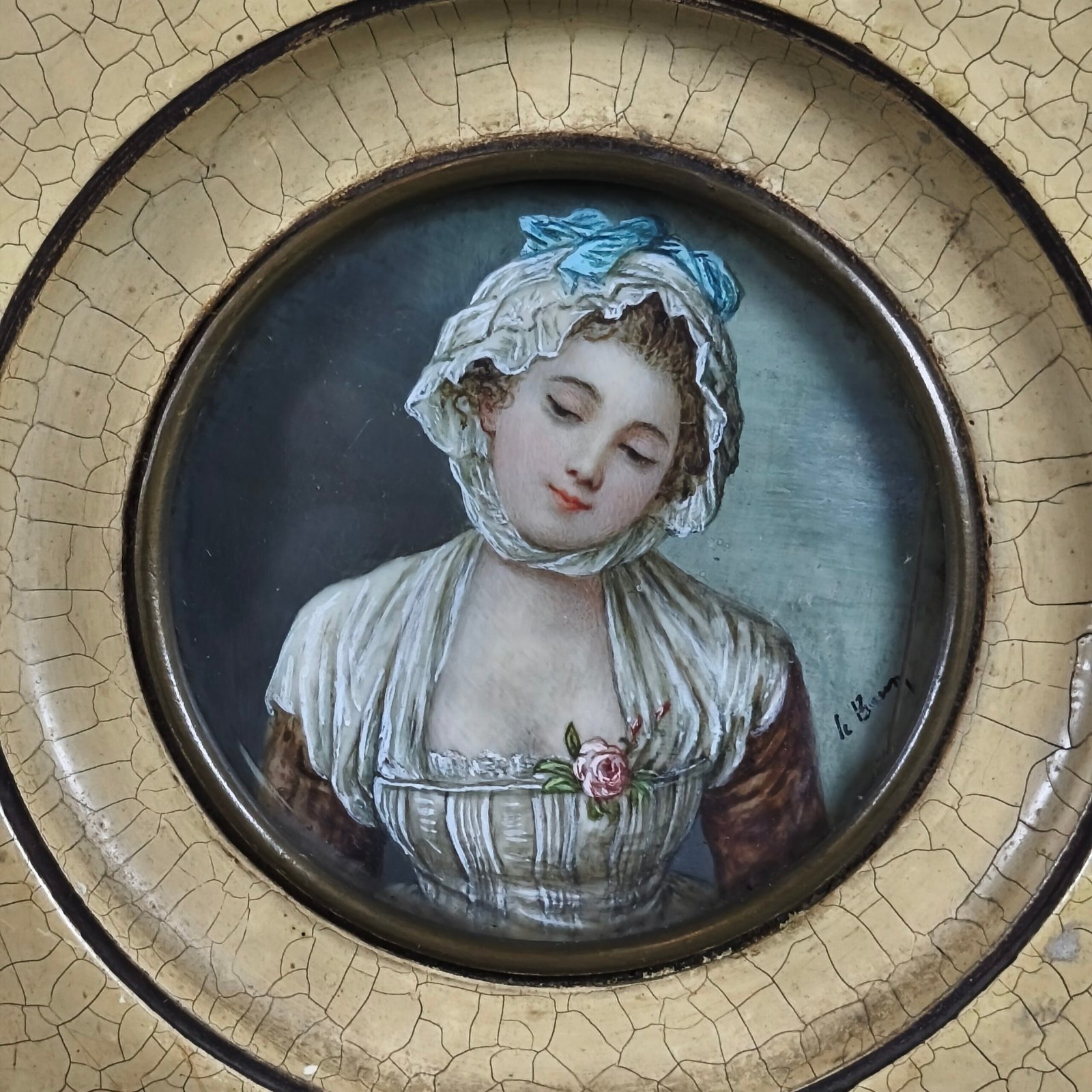 Miniatura con retrato femenino pintado a mano, ca. 1930. Miniatura con retrato femenino pintado a mano, ca. 1930.