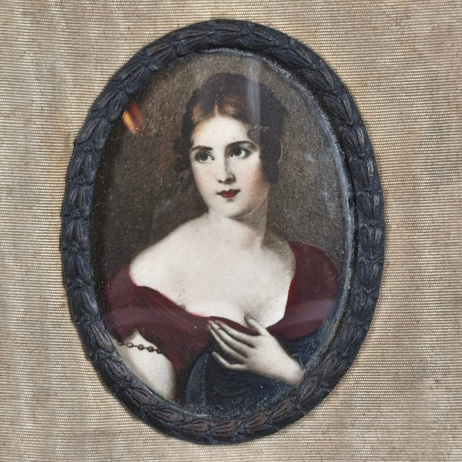Miniatura antigua con retrato femenino oval, ca. 1930. Miniatura antigua con retrato femenino oval, ca. 1930.
