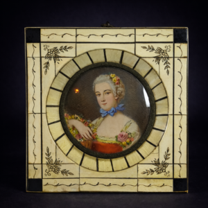 Miniatura antigua con retrato femenino rococó, ca. 1930.