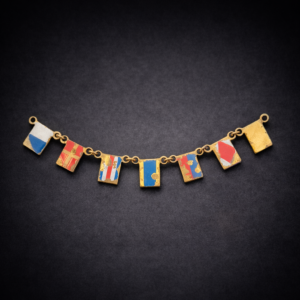 Fragmento de pulsera o prendedor esmaltado con banderas, ca. 1935.