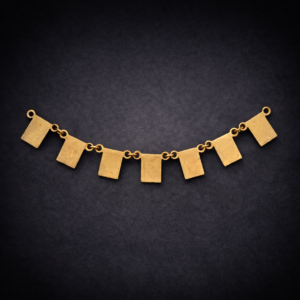 Fragmento de pulsera o prendedor esmaltado con banderas, ca. 1935. Fragmento de pulsera o prendedor esmaltado con banderas, ca. 1935.