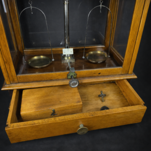 Balanza analítica de laboratorio, ca. 1900.