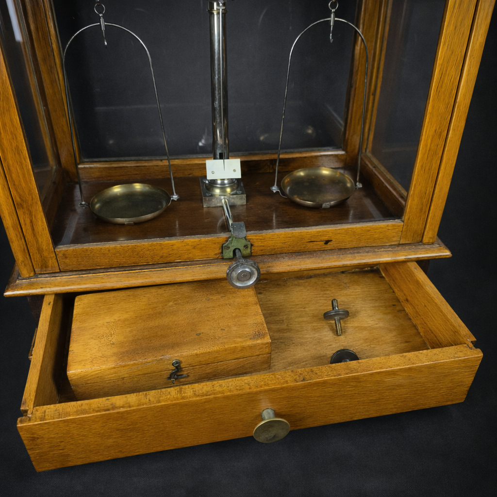 Balanza analítica de laboratorio, ca. 1900. Balanza analítica de laboratorio, ca. 1900.