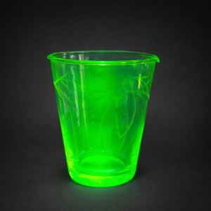 Hielera de vidrio de uranio Art Déco, ca. 1930.