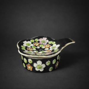 Colador de té japonés esmaltado, ca. 1950.