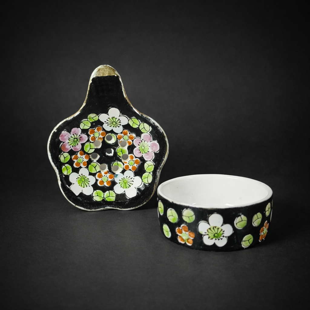 Colador de té japonés esmaltado, ca. 1950. Colador de té japonés esmaltado, ca. 1950.