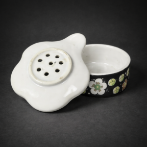 Colador de té japonés esmaltado, ca. 1950.