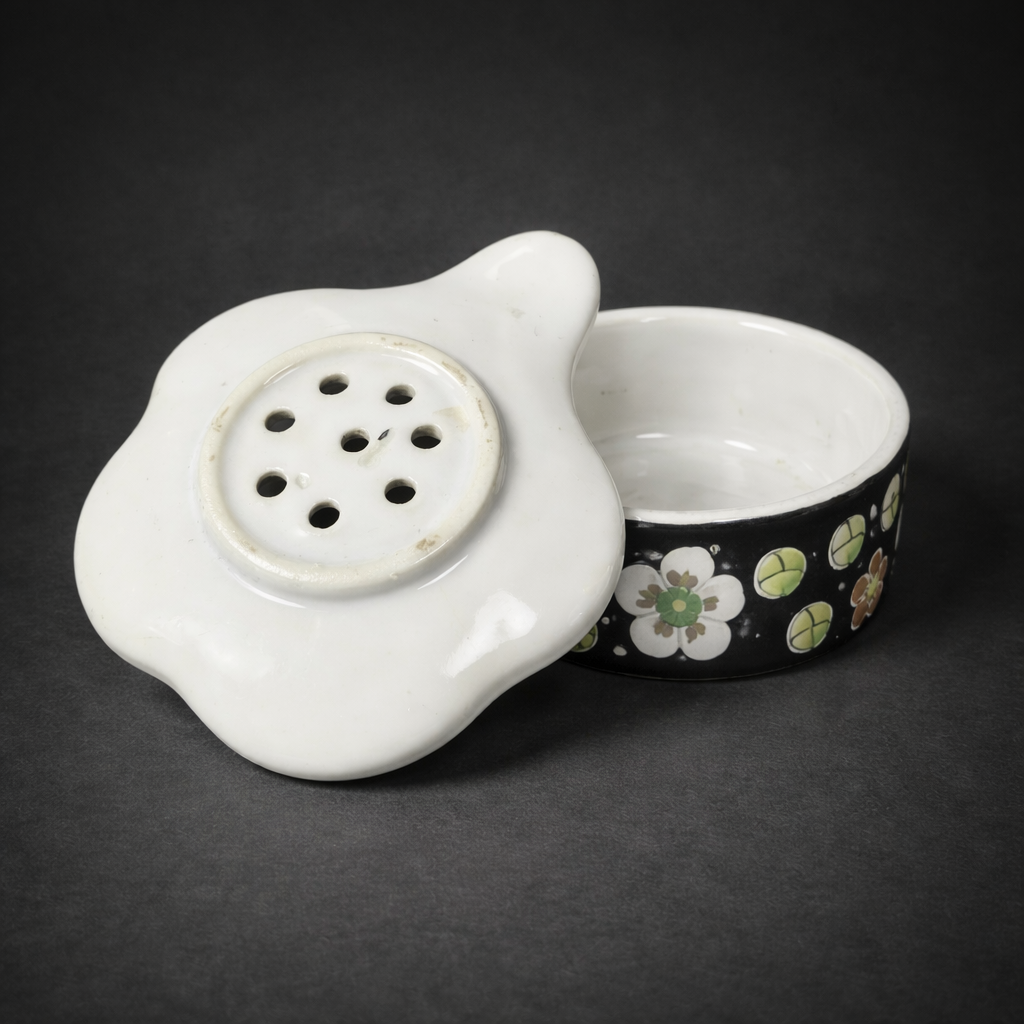 Colador de té japonés esmaltado, ca. 1950. Colador de té japonés esmaltado, ca. 1950.