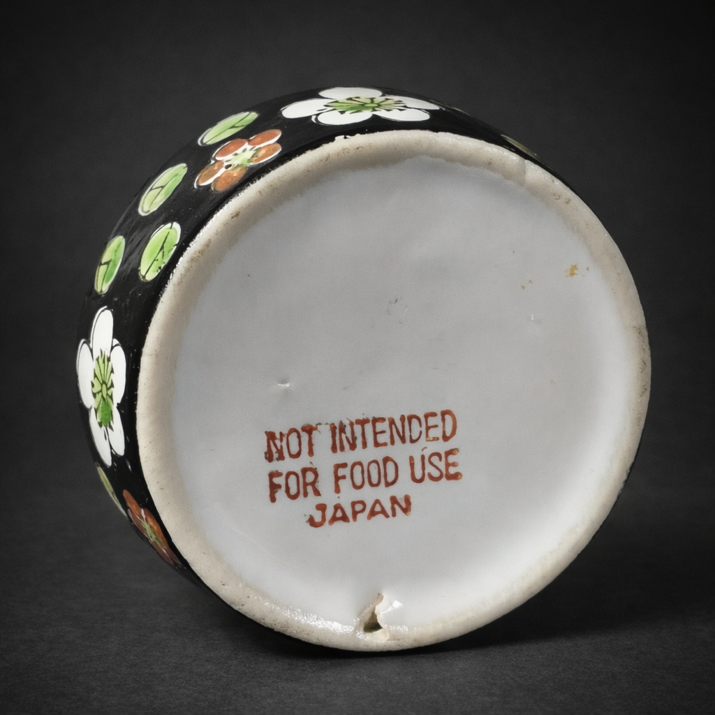 Colador de té japonés esmaltado, ca. 1950. Colador de té japonés esmaltado, ca. 1950.
