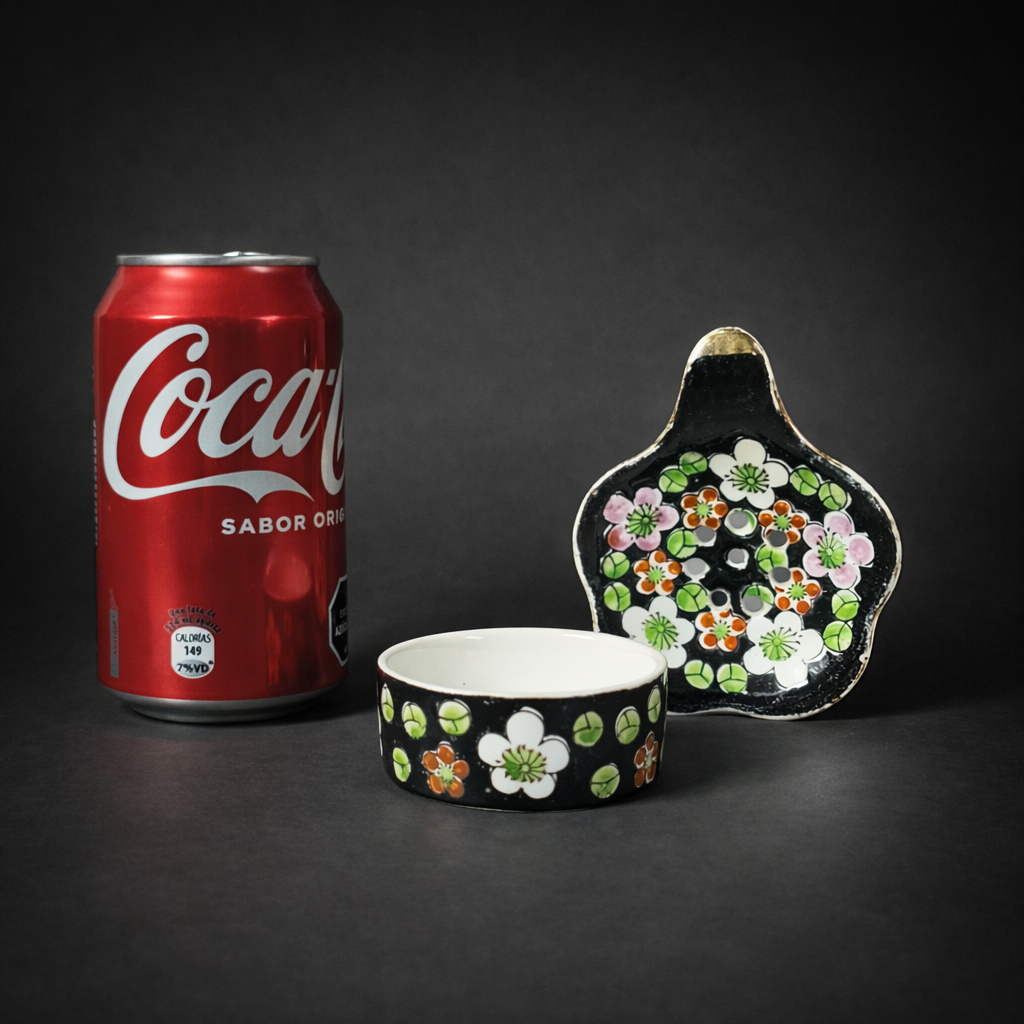 Colador de té japonés esmaltado, ca. 1950. Colador de té japonés esmaltado, ca. 1950.