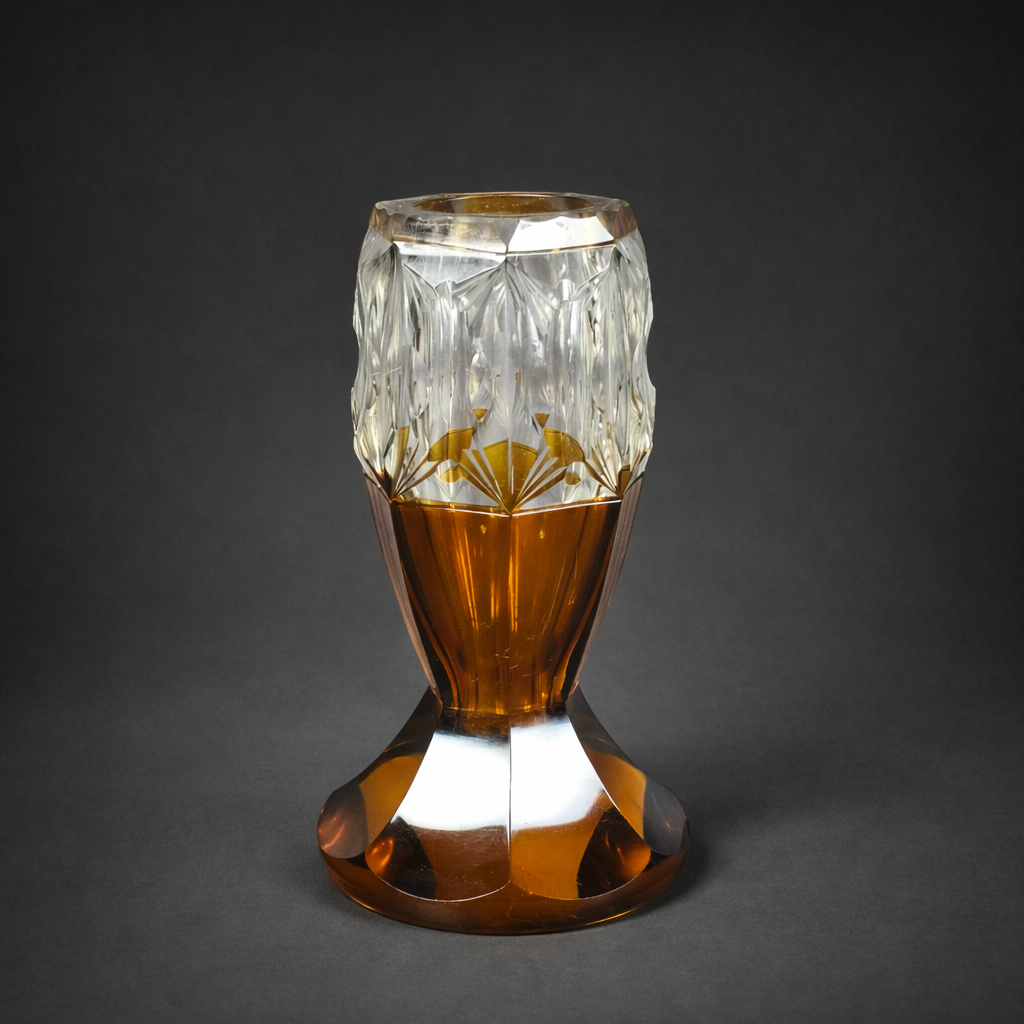 Florero de cristal bicolor tallado, ca. 1930. Florero de cristal bicolor tallado, ca. 1930.