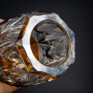 Florero de cristal bicolor tallado, ca. 1930. Florero de cristal bicolor tallado, ca. 1930.