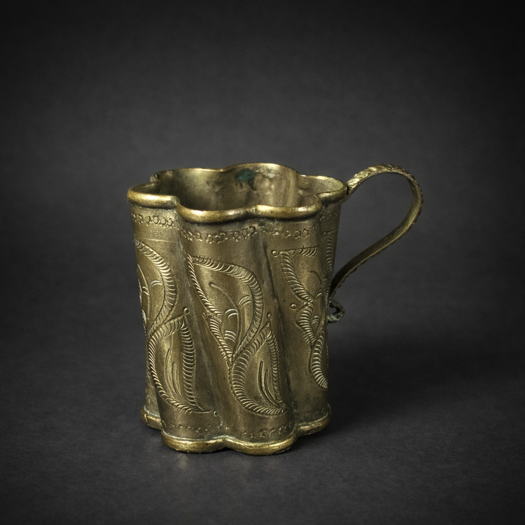 Taza hispanoamericana en metal blanco, siglo XIX. Taza hispanoamericana en metal blanco, siglo XIX.