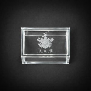 Caja de cristal tallado con escudo heráldico, ca. 1900.