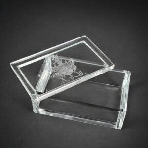 Caja de cristal tallado con escudo heráldico, ca. 1900. Caja de cristal tallado con escudo heráldico, ca. 1900.
