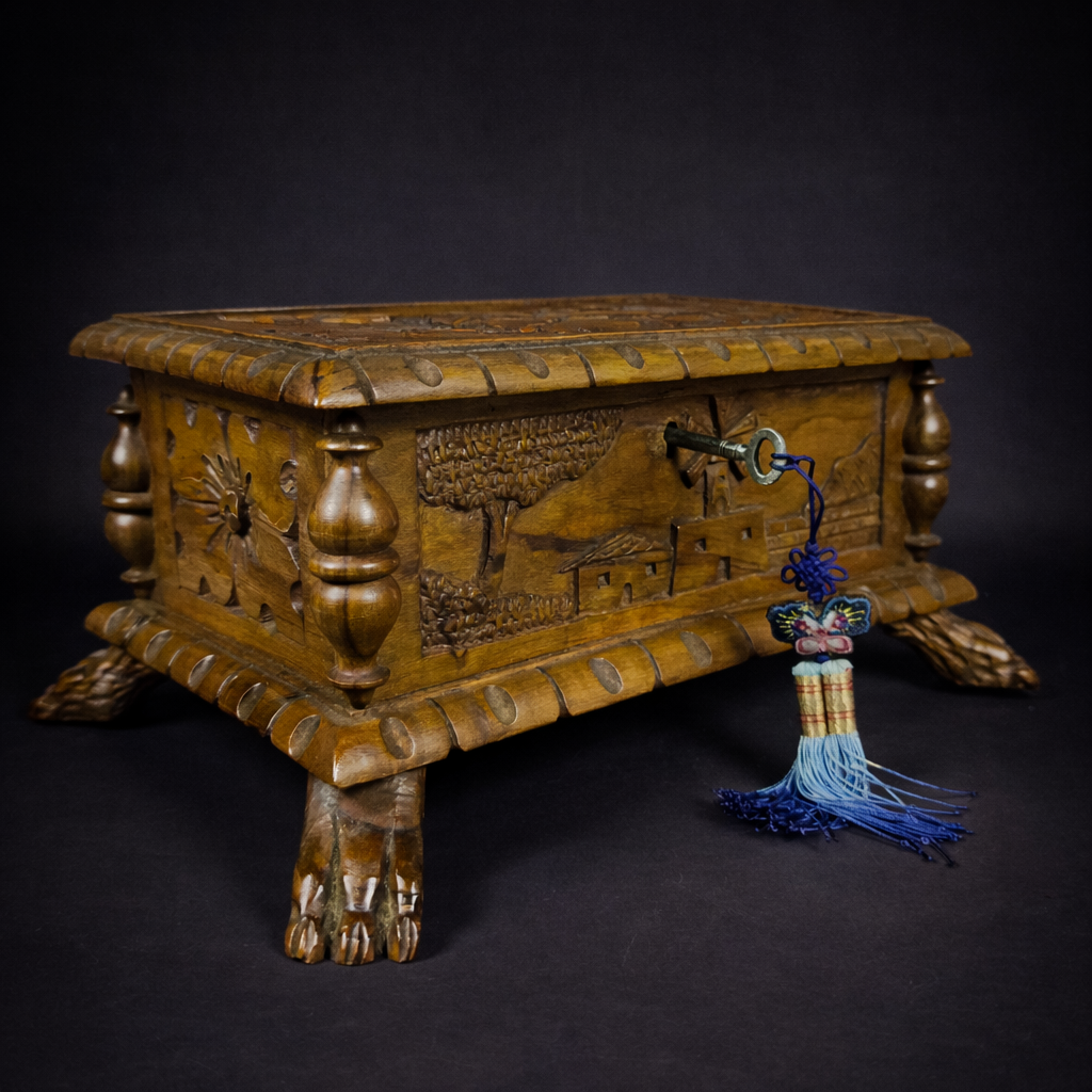 Cofre tallado en madera con escenas campestres, ca. 1930. Cofre tallado en madera con escenas campestres, ca. 1930.
