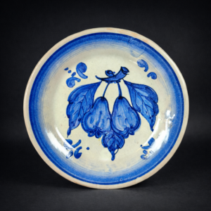 Plato de cerámica esmaltada azul floral, ca. 1950.
