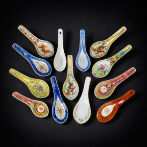 Cucharas orientales de porcelana esmaltada, ca. 1970.