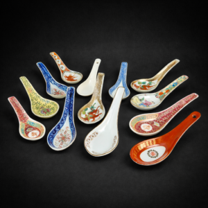 Cucharas orientales de porcelana esmaltada, ca. 1970. Cucharas orientales de porcelana esmaltada, ca. 1970.