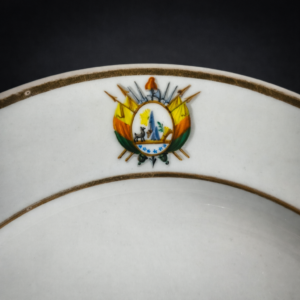 Plato francés con escudo de Bolivia, ca. 1890. Plato francés con escudo de Bolivia, ca. 1890.