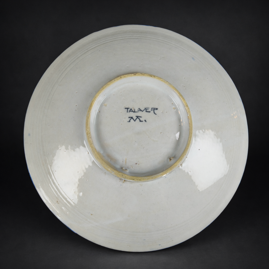 Plato decorativo Talaver con ave y flores, ca. 1960. Plato decorativo Talaver con ave y flores, ca. 1960.