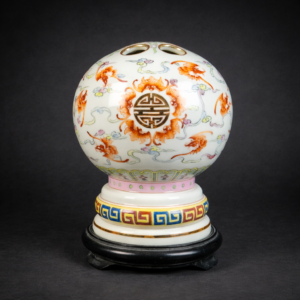 Florero esférico de siete perforaciones, ca. 1970.