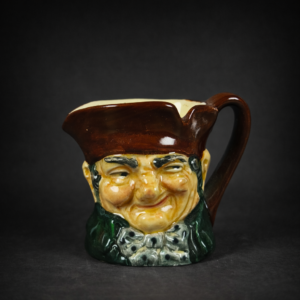 Jarra Toby en loza inglesa Royal Doulton, ca. 1935.
