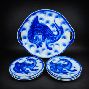 Bandeja y platos de faience alemana con dragón, ca. 1930.