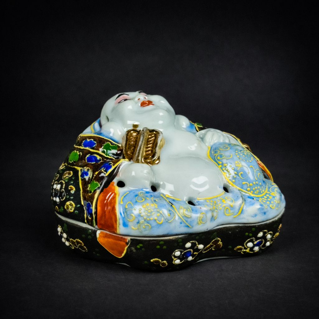 Quemador de sahumerio Satsuma con Buda, ca. 1950. Quemador de sahumerio Satsuma con Buda, ca. 1950.