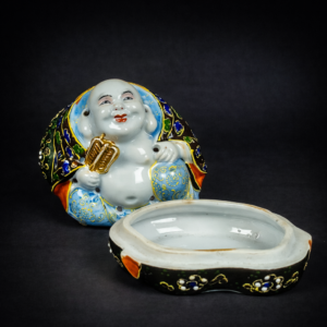 Quemador de sahumerio Satsuma con Buda, ca. 1950. Quemador de sahumerio Satsuma con Buda, ca. 1950.