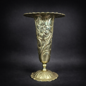 Florero en metal blanco repujado con flores, ca. 1930.