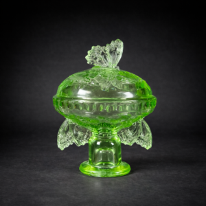 Bombonera con candelero Sowerby “Butterfly”, ca. 1930.