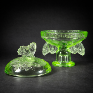 Bombonera con candelero Sowerby “Butterfly”, ca. 1930. Bombonera con candelero Sowerby “Butterfly”, ca. 1930.
